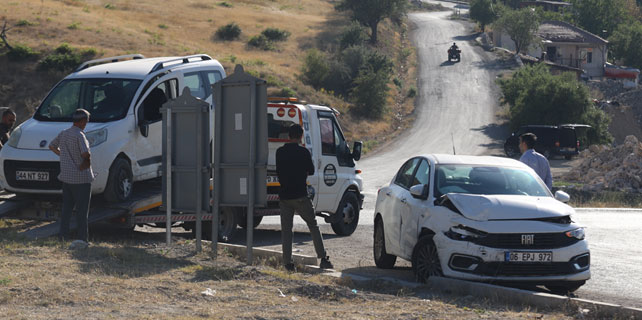 Arguvan Kavşağı’nda Trafik Kazası: 2 Yaralı